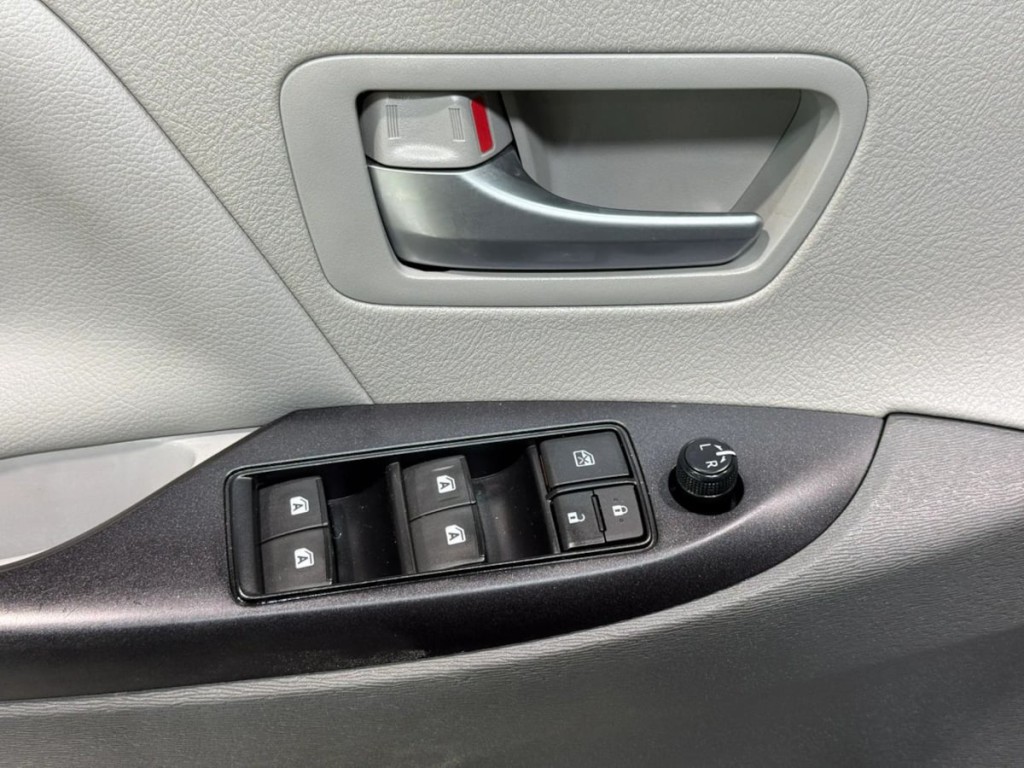 2017 Toyota Sienna Image 11