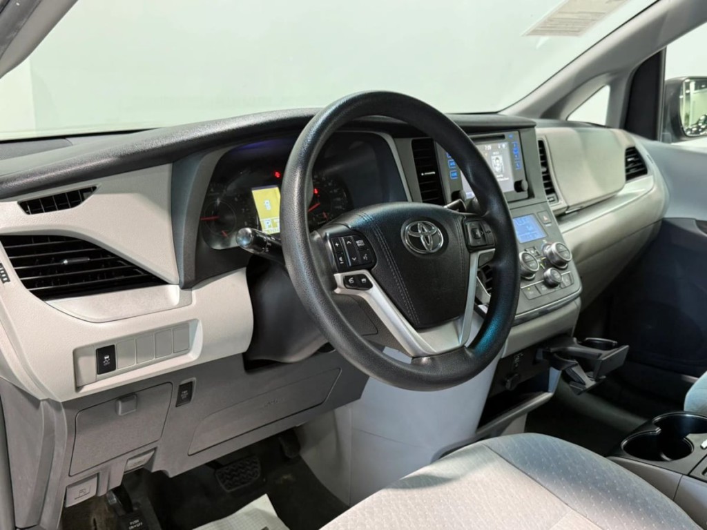 2017 Toyota Sienna Image 12