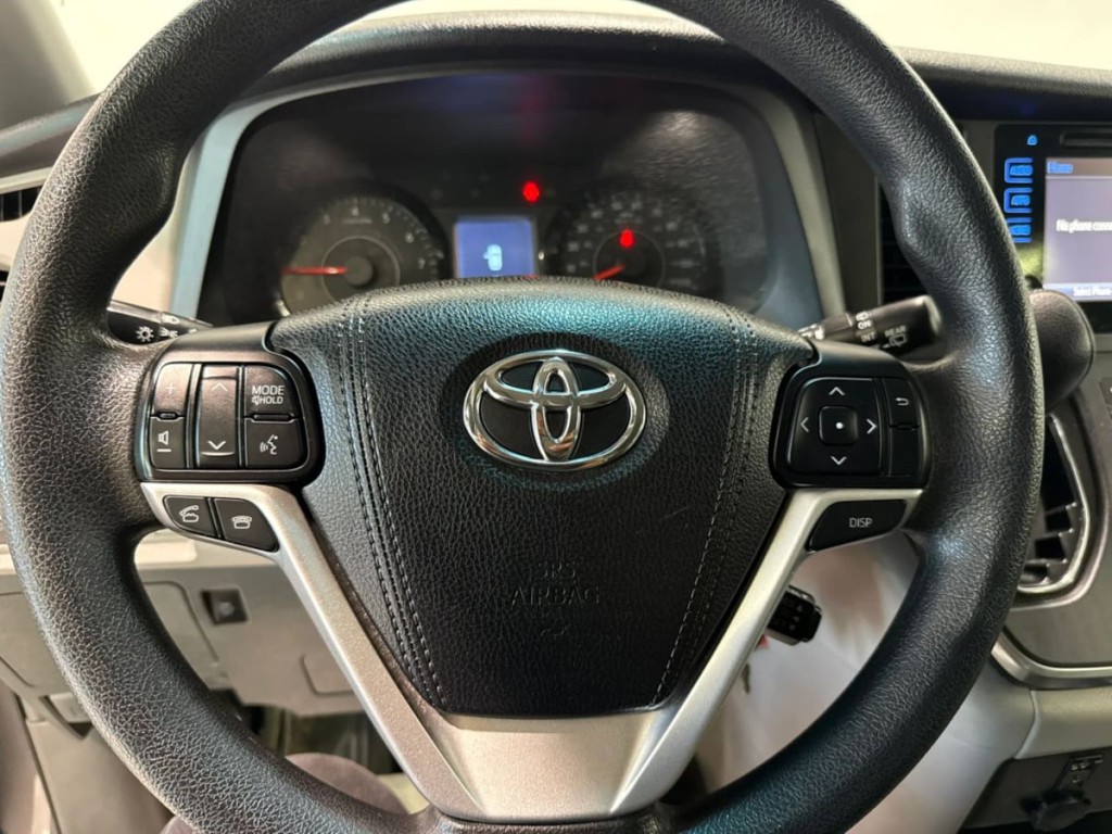 2017 Toyota Sienna Image 13