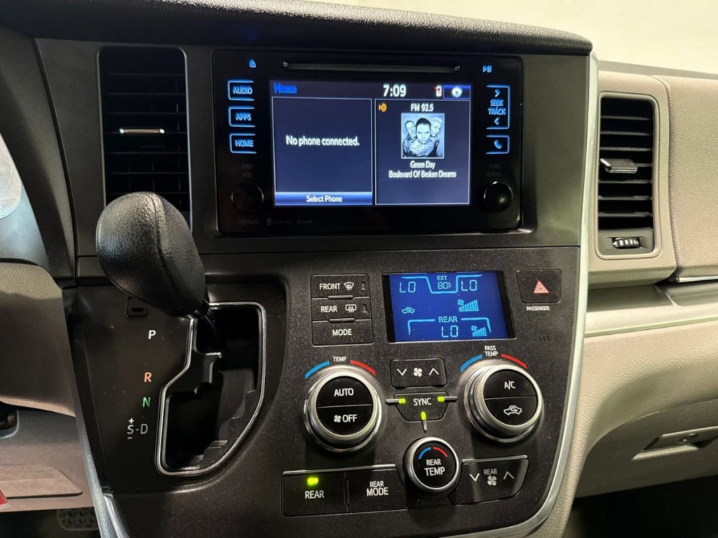 2017 Toyota Sienna Image 18