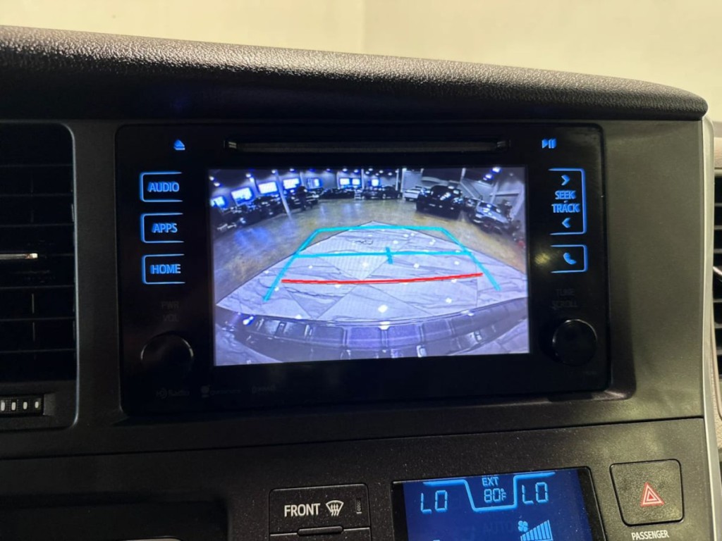 2017 Toyota Sienna Image 19