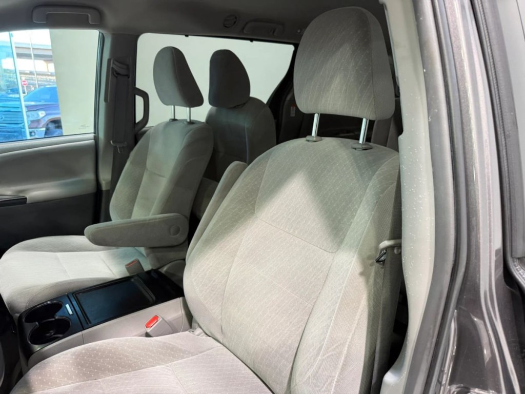2017 Toyota Sienna Image 20