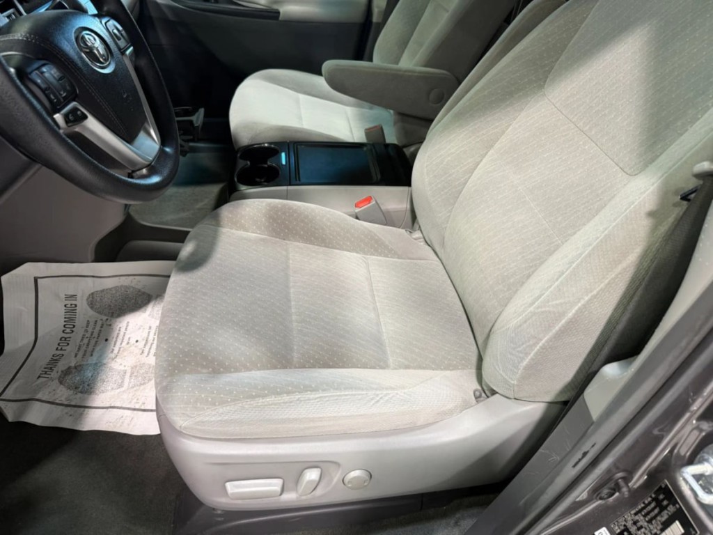 2017 Toyota Sienna Image 21