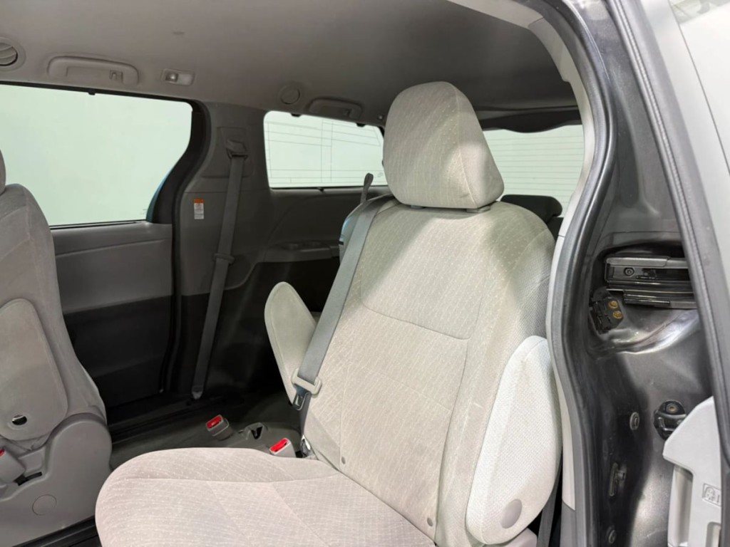 2017 Toyota Sienna Image 22