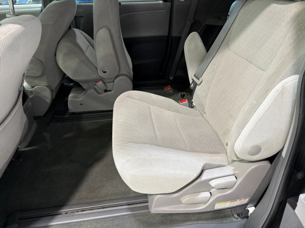 2017 Toyota Sienna Image 23