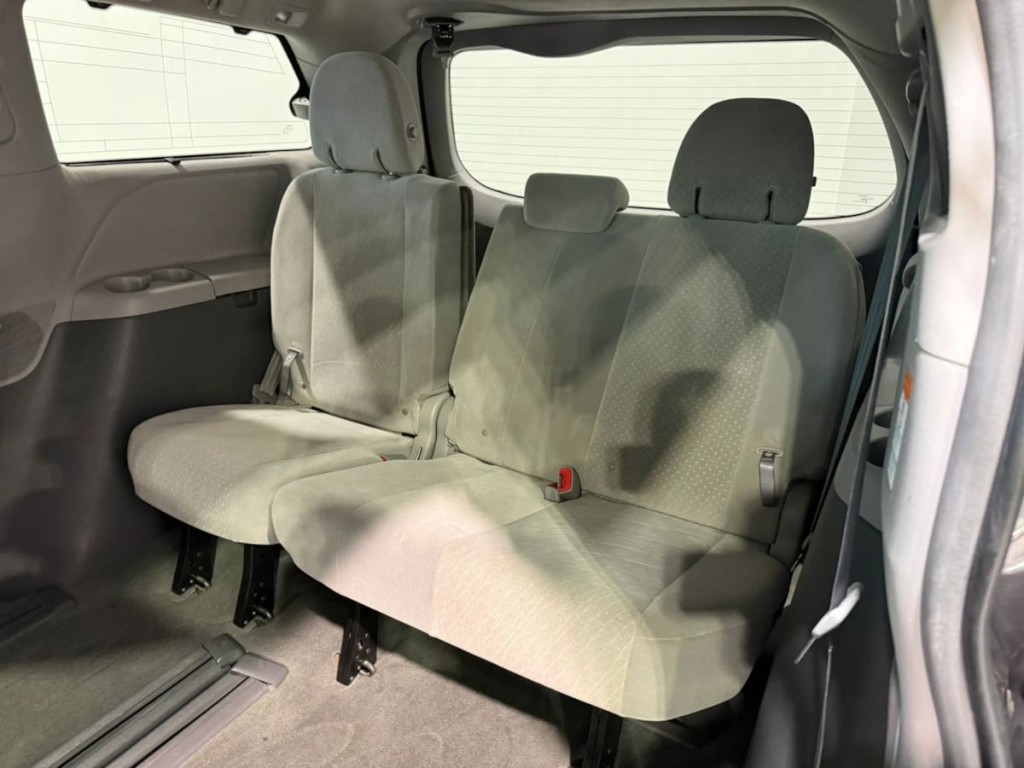 2017 Toyota Sienna Image 24