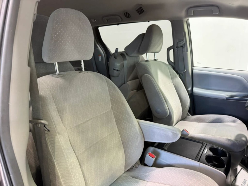 2017 Toyota Sienna Image 25
