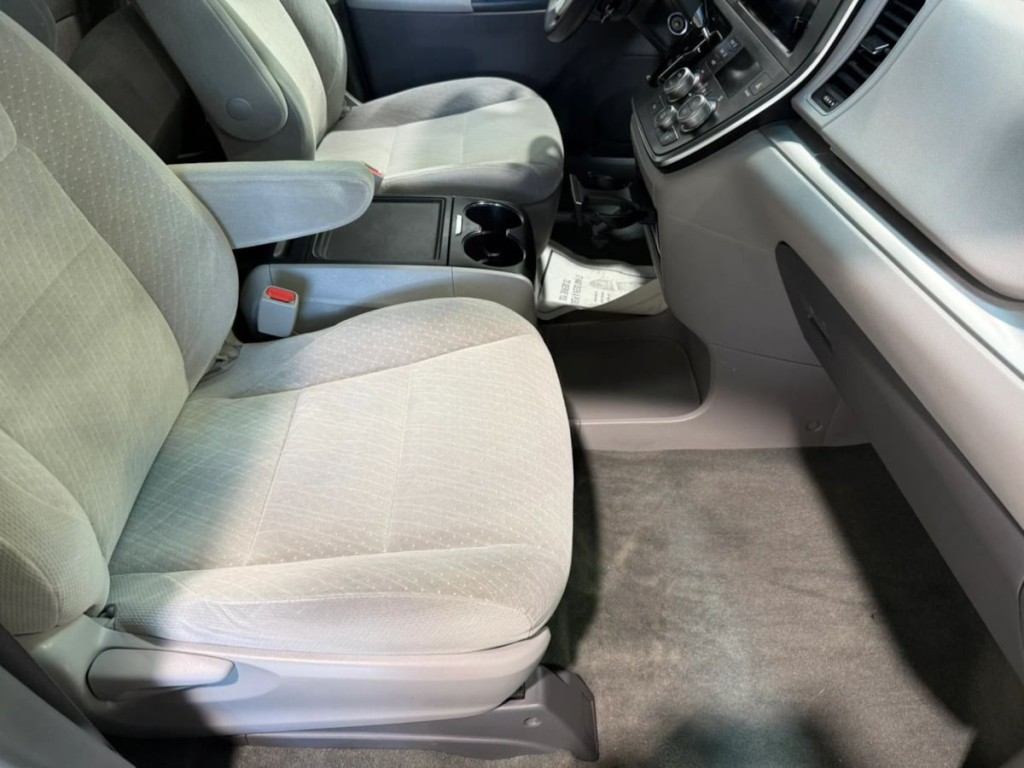 2017 Toyota Sienna Image 26