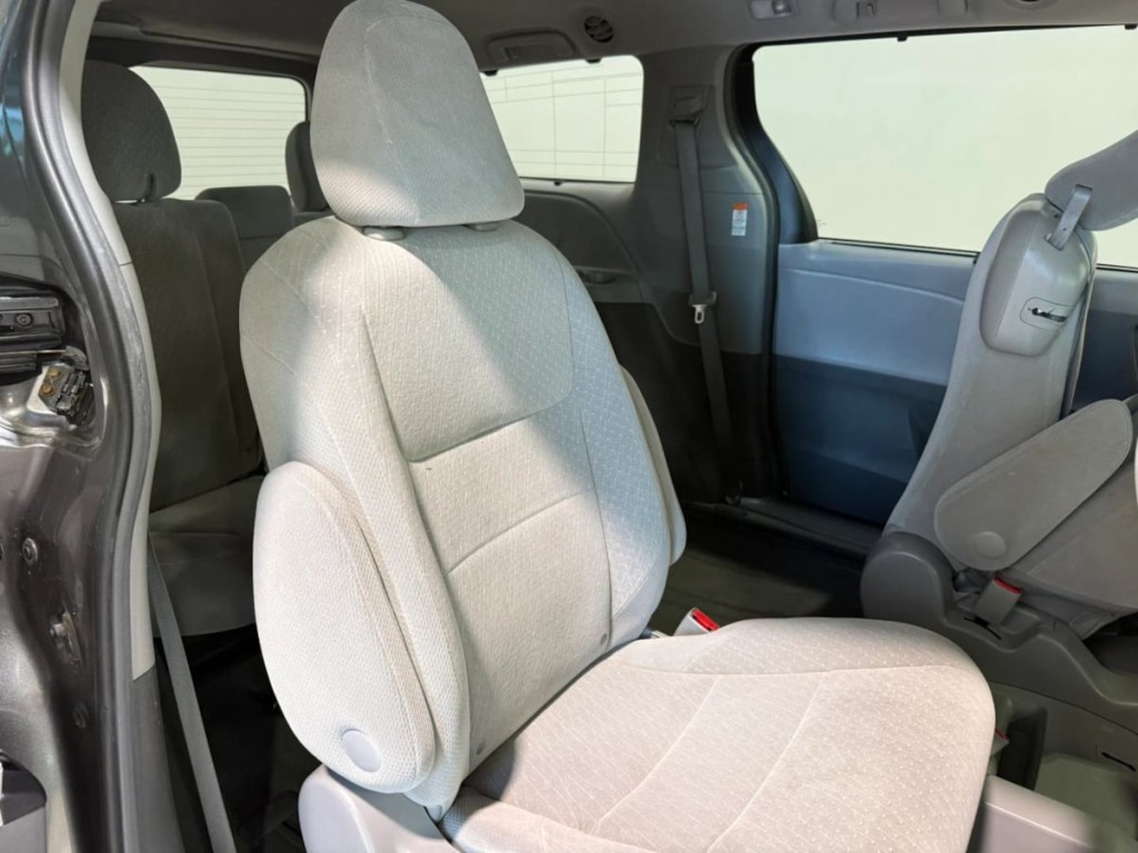 2017 Toyota Sienna Image 27