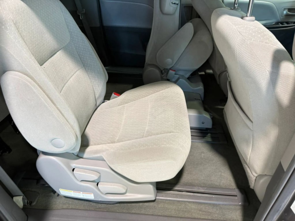 2017 Toyota Sienna Image 28