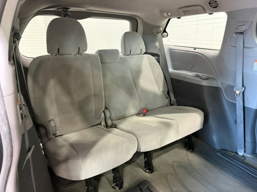 2017 Toyota Sienna Image 29