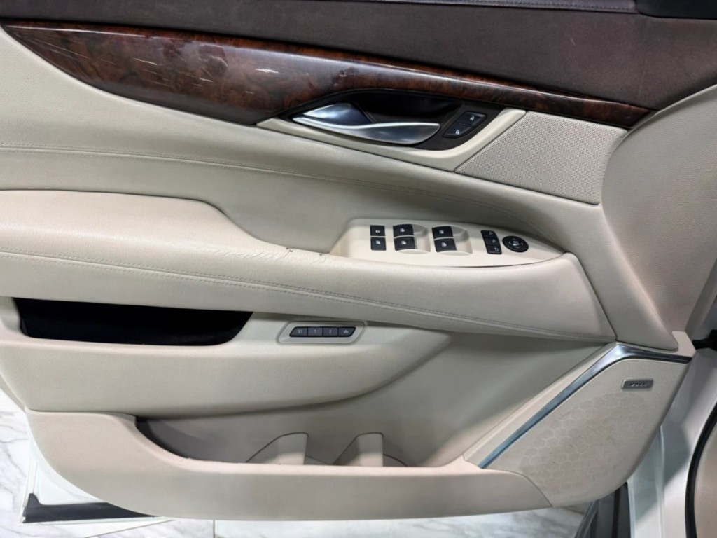 2015 Cadillac Escalade Image 11