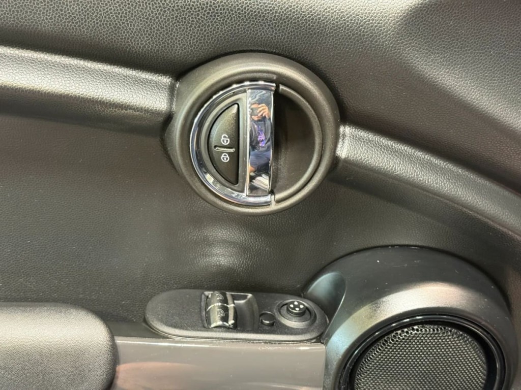 2018 MINI Cooper Image 11