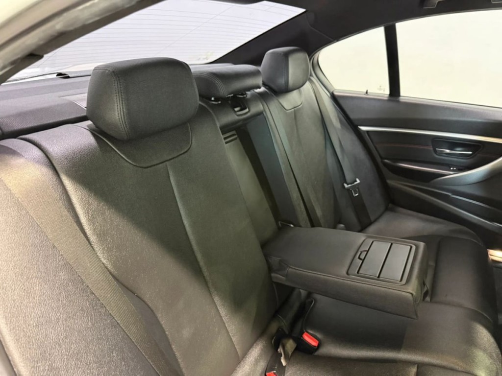 2018 BMW 3 Series Image 24