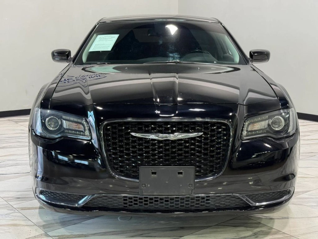 2019 Chrysler 300 Image 3
