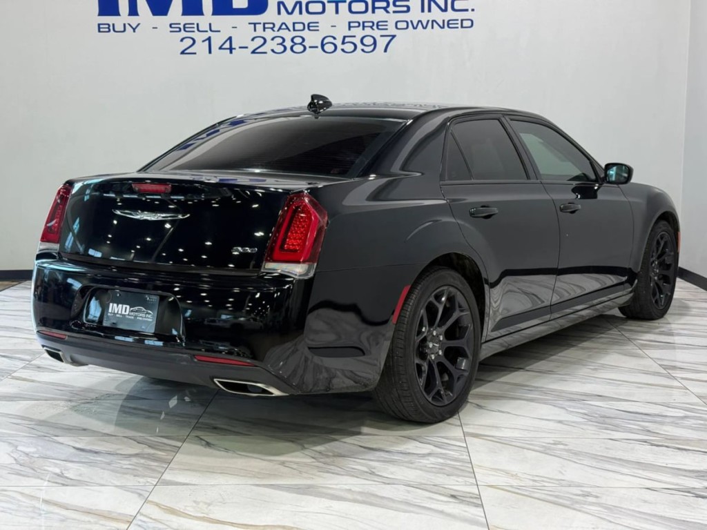 2019 Chrysler 300 Image 6