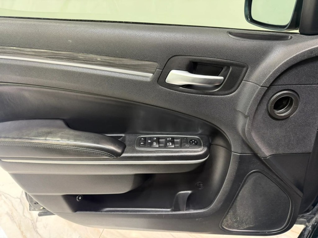 2019 Chrysler 300 Image 10