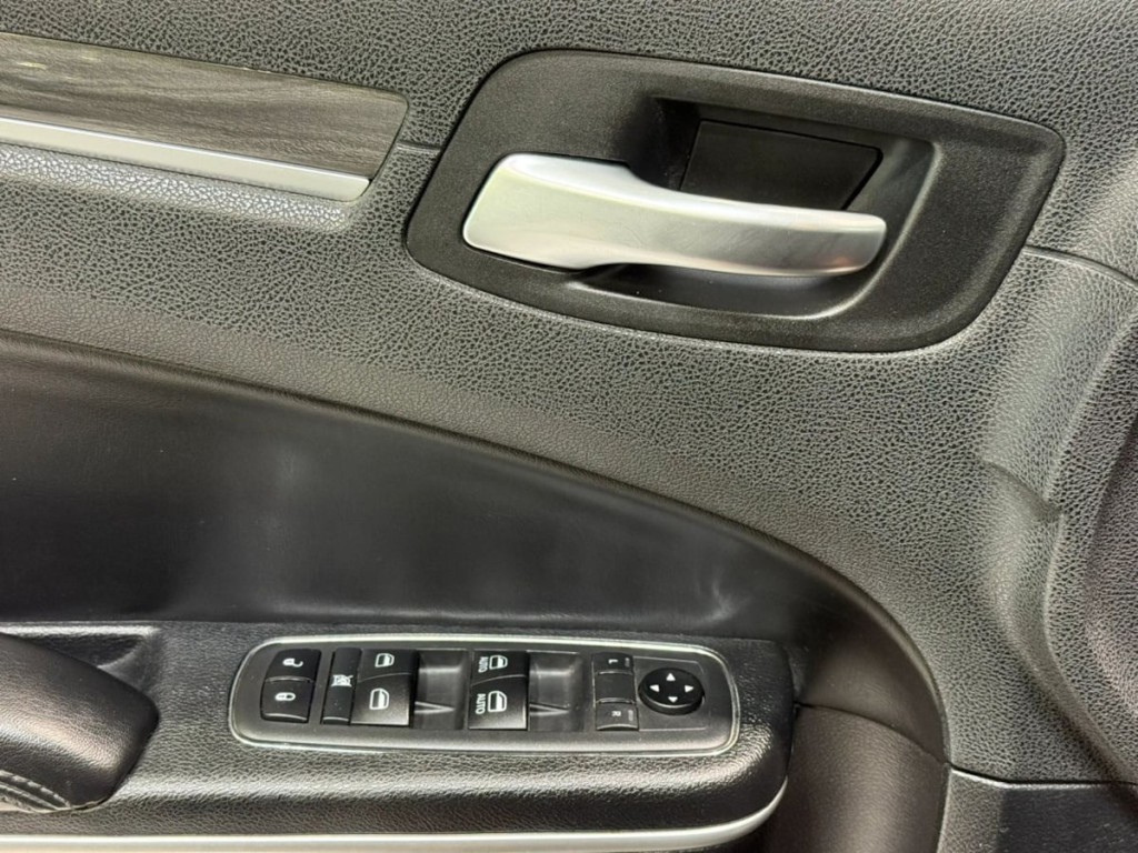 2019 Chrysler 300 Image 11