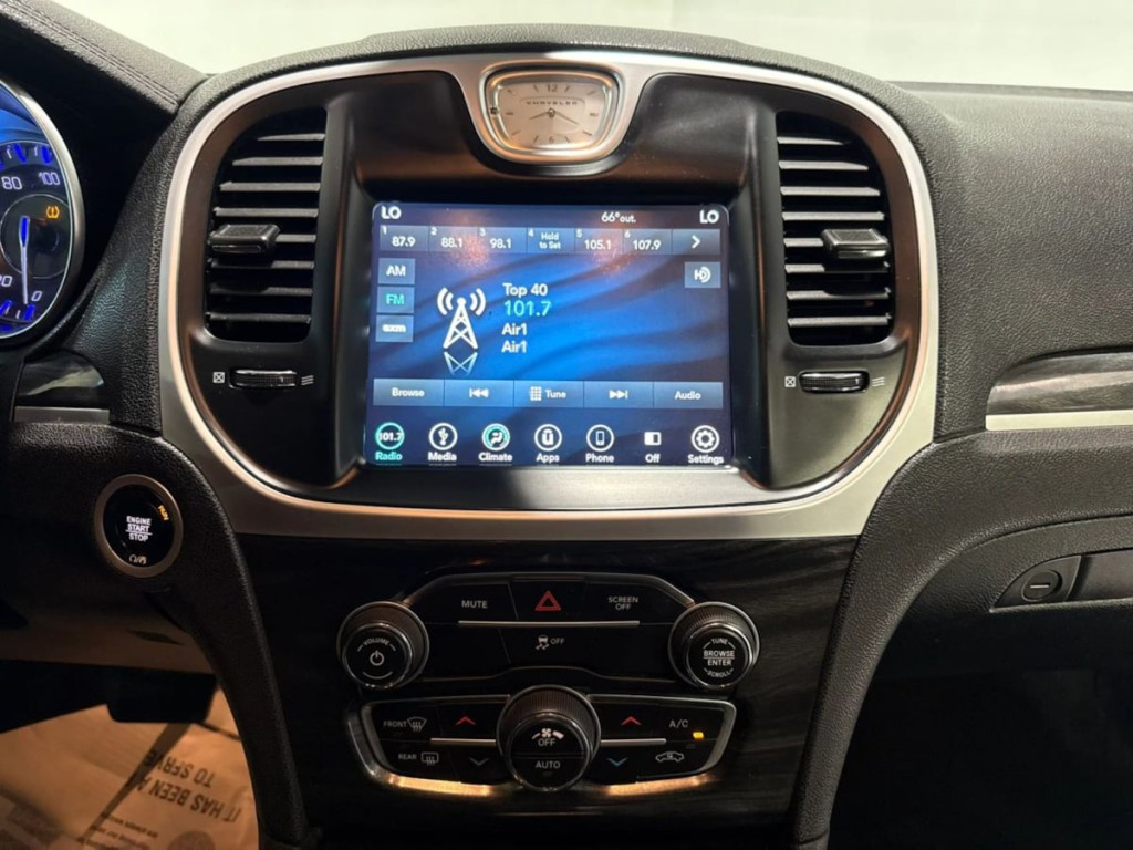 2019 Chrysler 300 Image 19