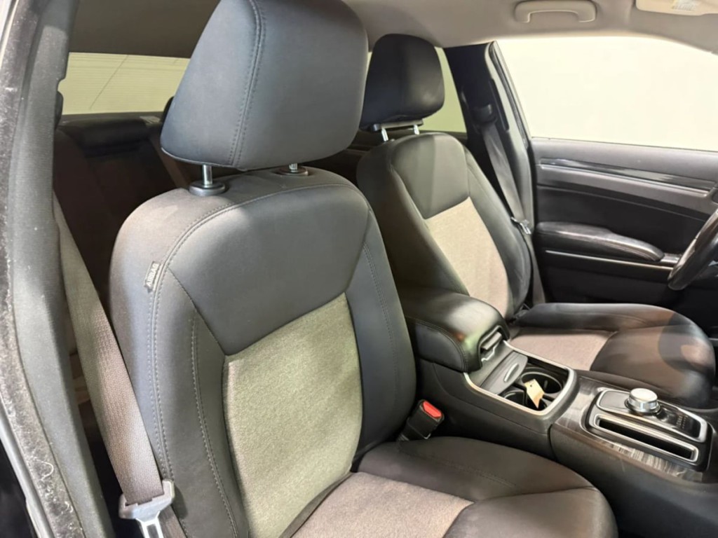 2019 Chrysler 300 Image 25