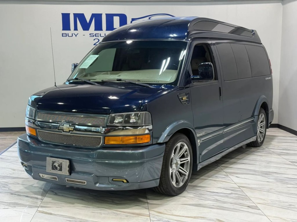 2017 Chevrolet Express Image 1