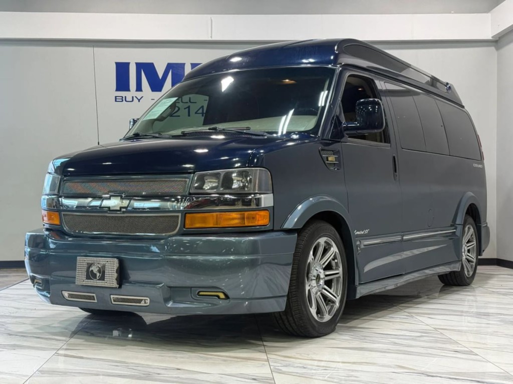 2017 Chevrolet Express Image 2