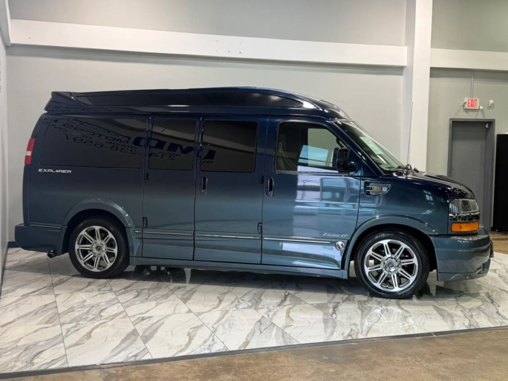 2017 Chevrolet Express Image 5