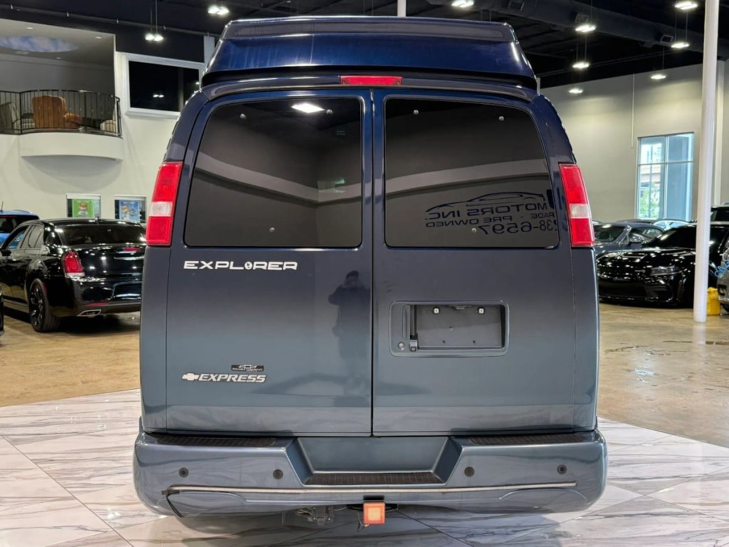 2017 Chevrolet Express Image 7