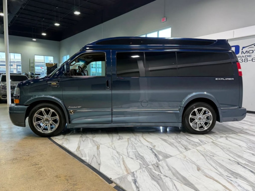 2017 Chevrolet Express Image 9
