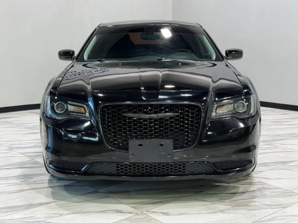 2023 Chrysler 300 Image 3