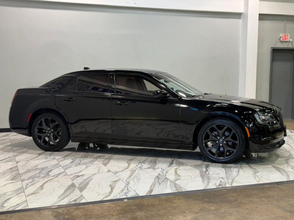 2023 Chrysler 300 Image 5