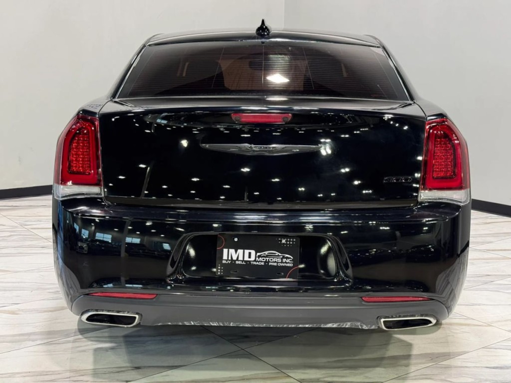 2023 Chrysler 300 Image 7