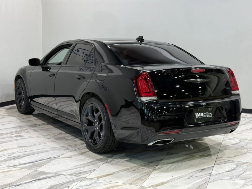 2023 Chrysler 300 Image 8