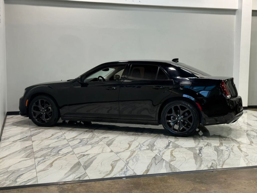 2023 Chrysler 300 Image 9