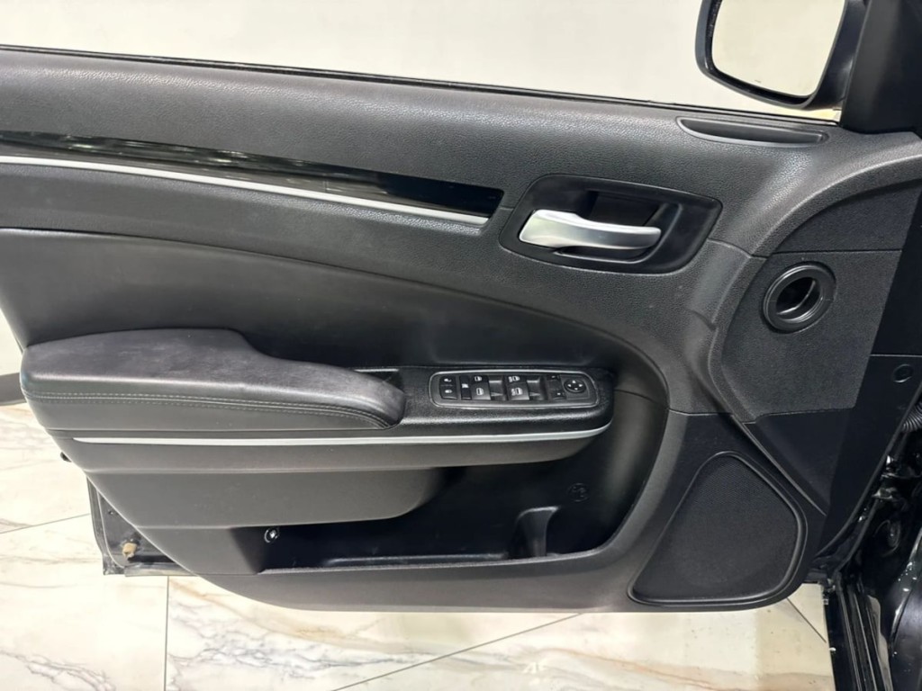 2023 Chrysler 300 Image 10