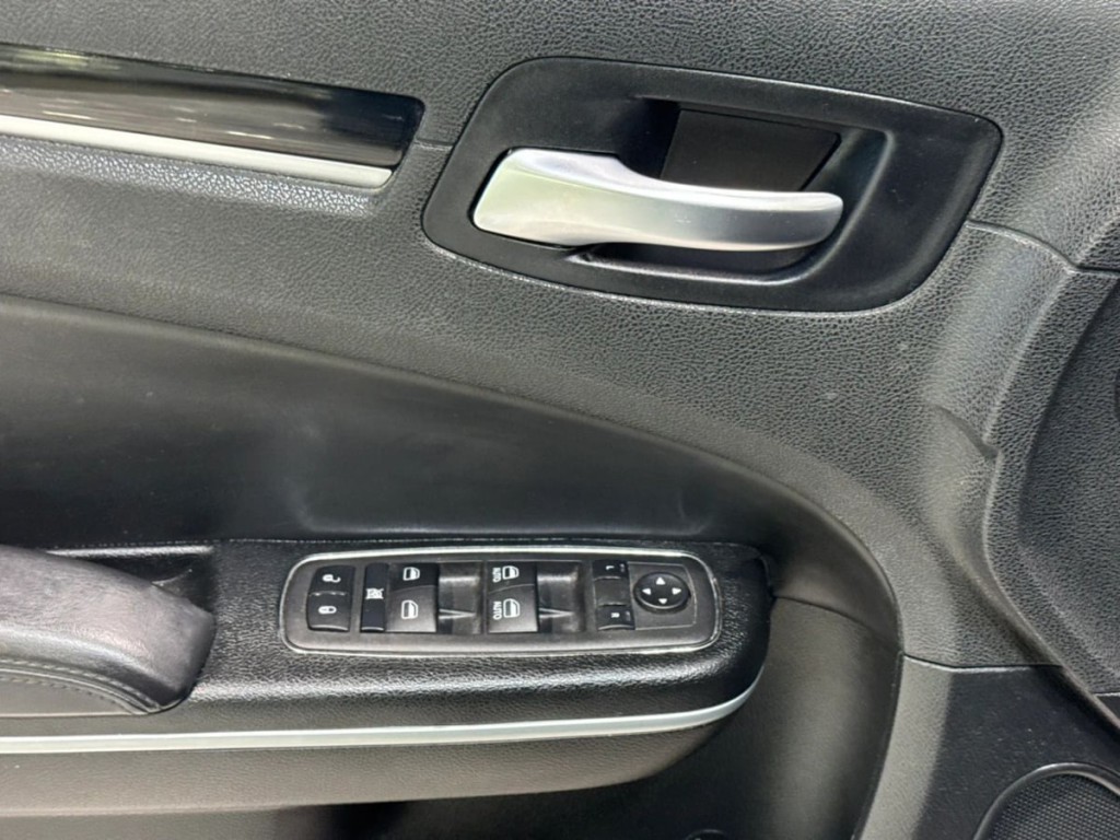 2023 Chrysler 300 Image 11