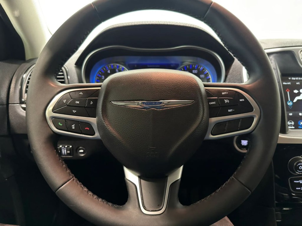 2023 Chrysler 300 Image 13