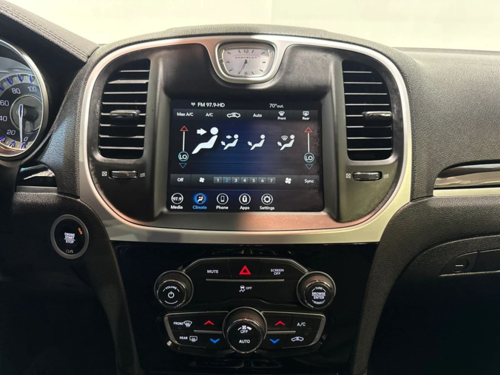 2023 Chrysler 300 Image 18