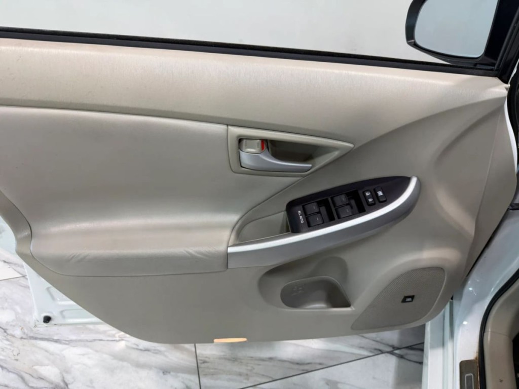 2010 Toyota Prius Image 12