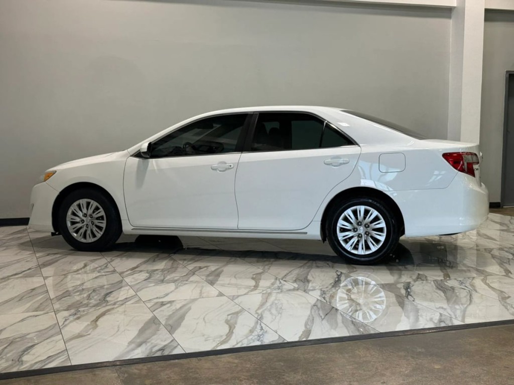 2013 Toyota Camry Image 9