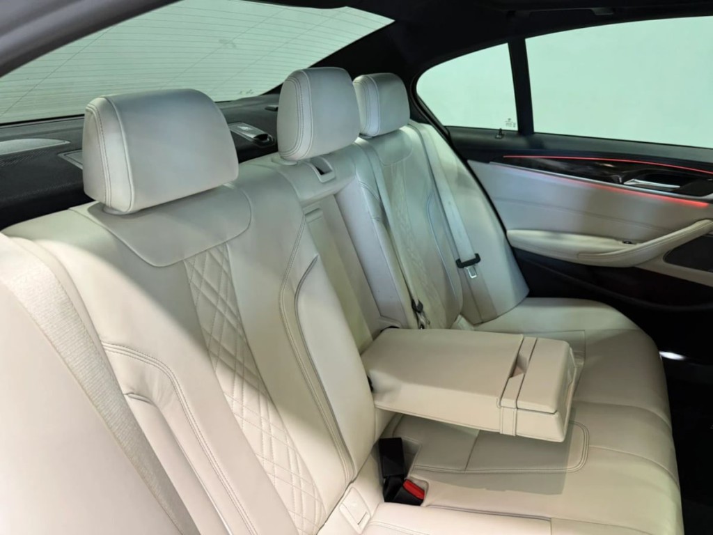 2018 BMW 5 Series Image 35