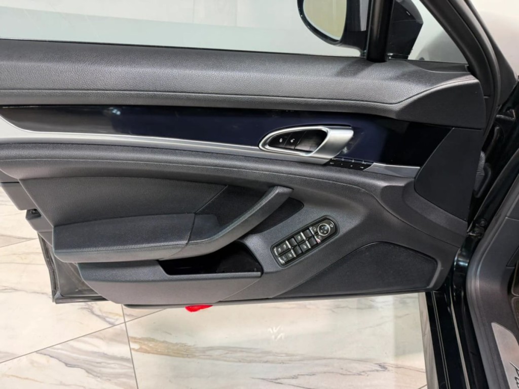 2014 Porsche Panamera Image 18