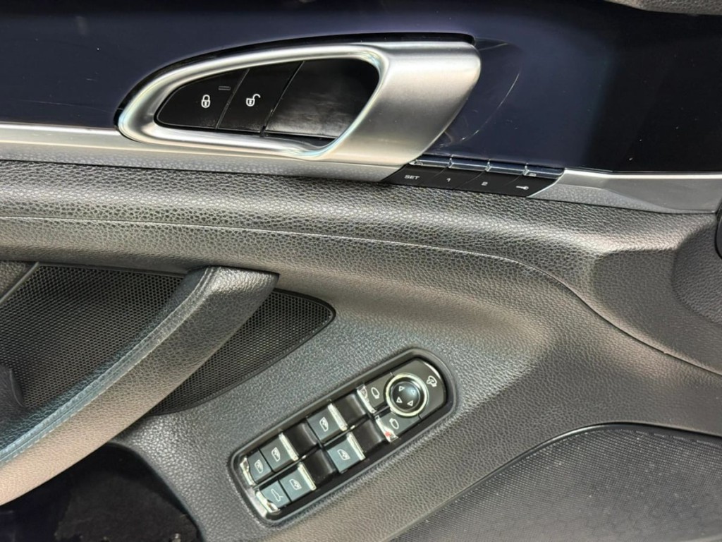 2014 Porsche Panamera Image 19