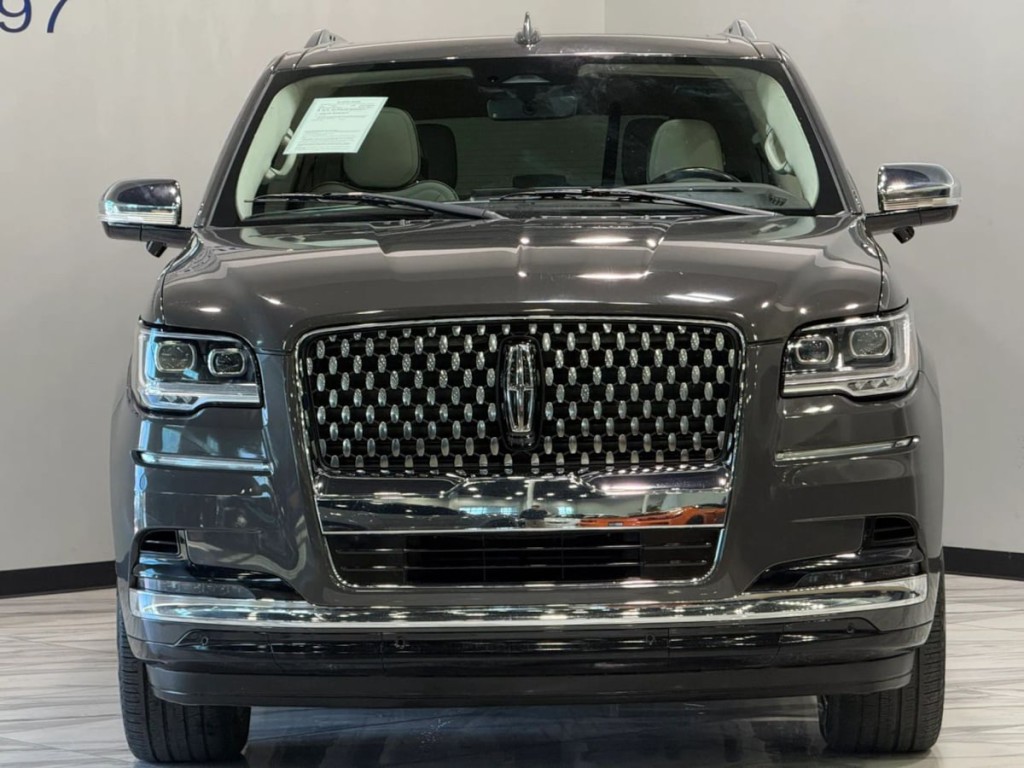 2023 Lincoln Navigator Image 3