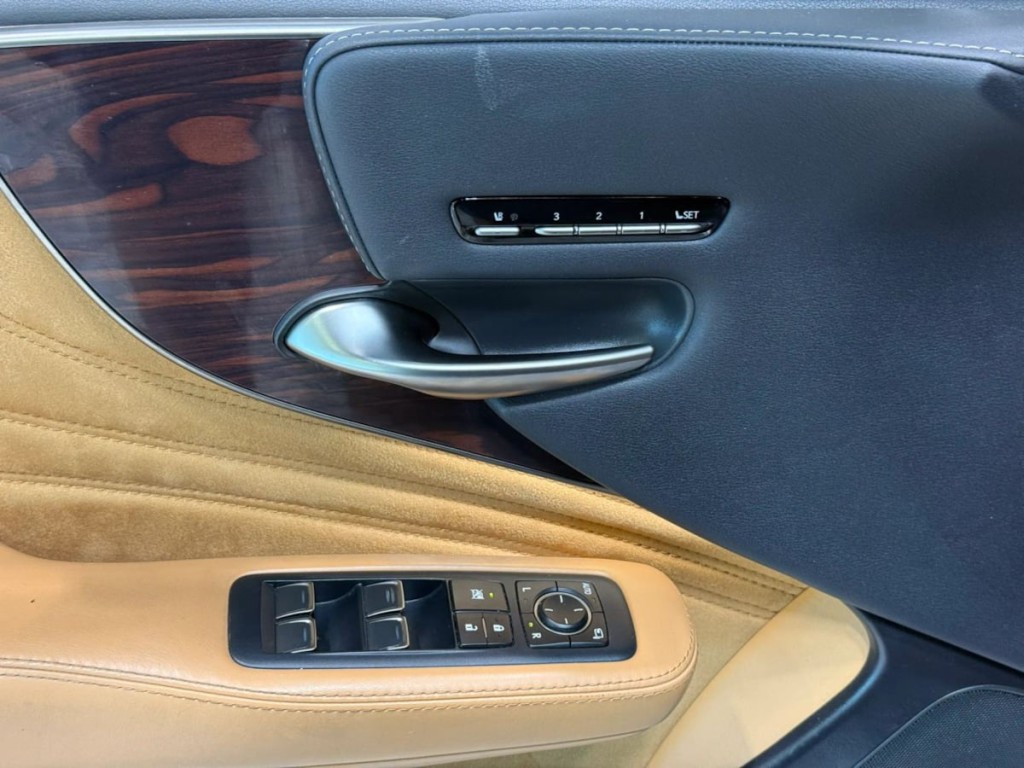 2021 Lexus LS Image 13