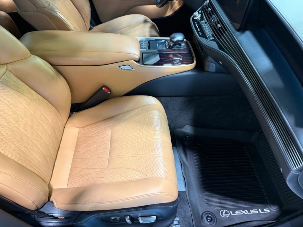 2021 Lexus LS Image 32