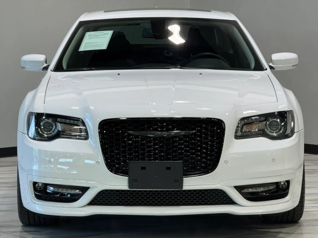 2023 Chrysler 300 Image 3