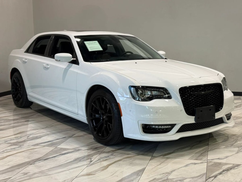 2023 Chrysler 300 Image 4