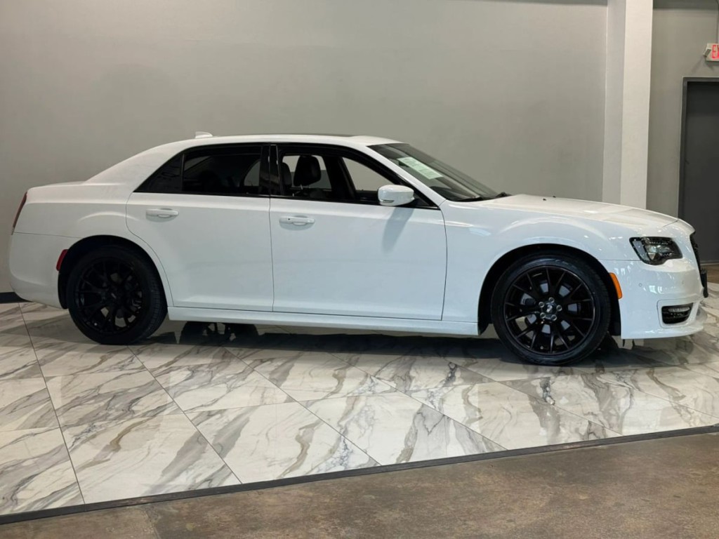 2023 Chrysler 300 Image 5