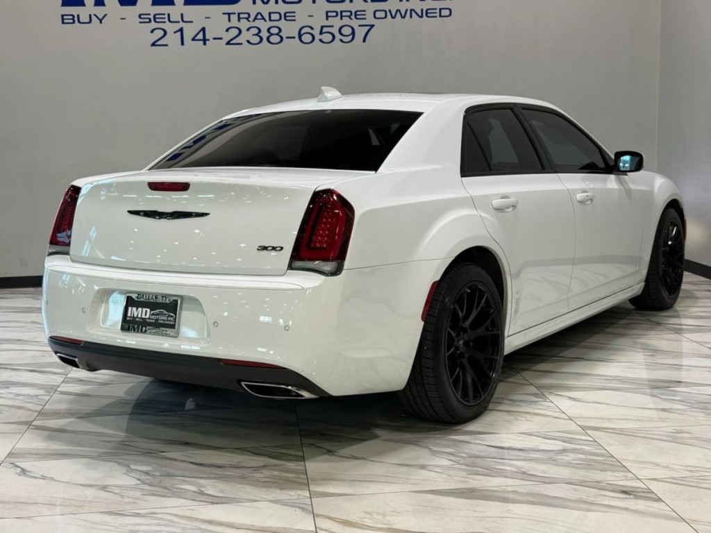 2023 Chrysler 300 Image 6